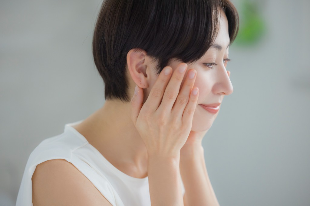 肌に触れる女性のイメージ
