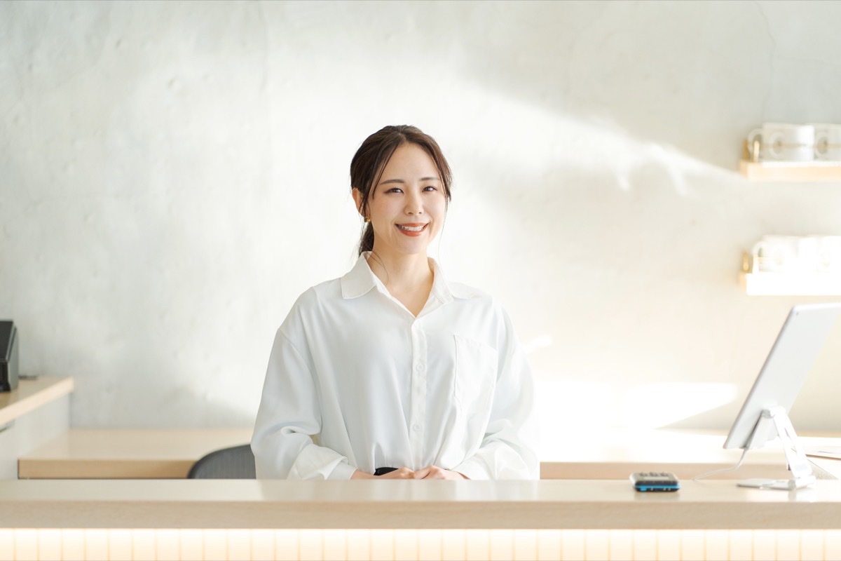 美容クリニックで美肌ケアを受けるイメージ。ポテンツァ施術の雰囲気が伝わる写真。