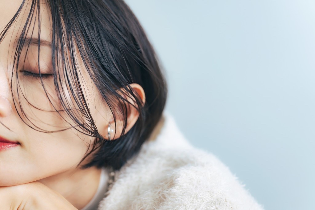 施術後の保湿ケア。手でやさしくスキンケアを行う手元の写真。