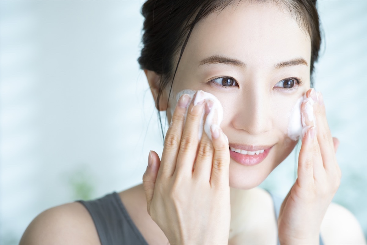 泡で包むようにやさしく洗う洗顔の手元写真。乾燥肌の土台づくりとして、洗顔を丁寧に行うイメージ。