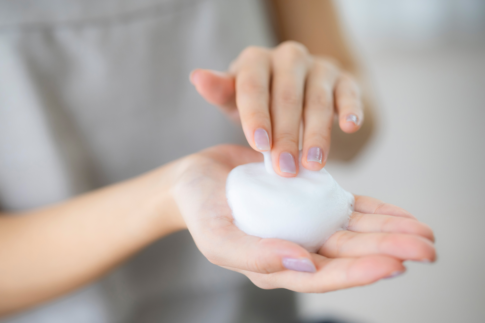 洗顔はスキンケアの土台。泡で包み込むように丁寧に洗い、その後の保湿が届く土台づくりをイメージした写真