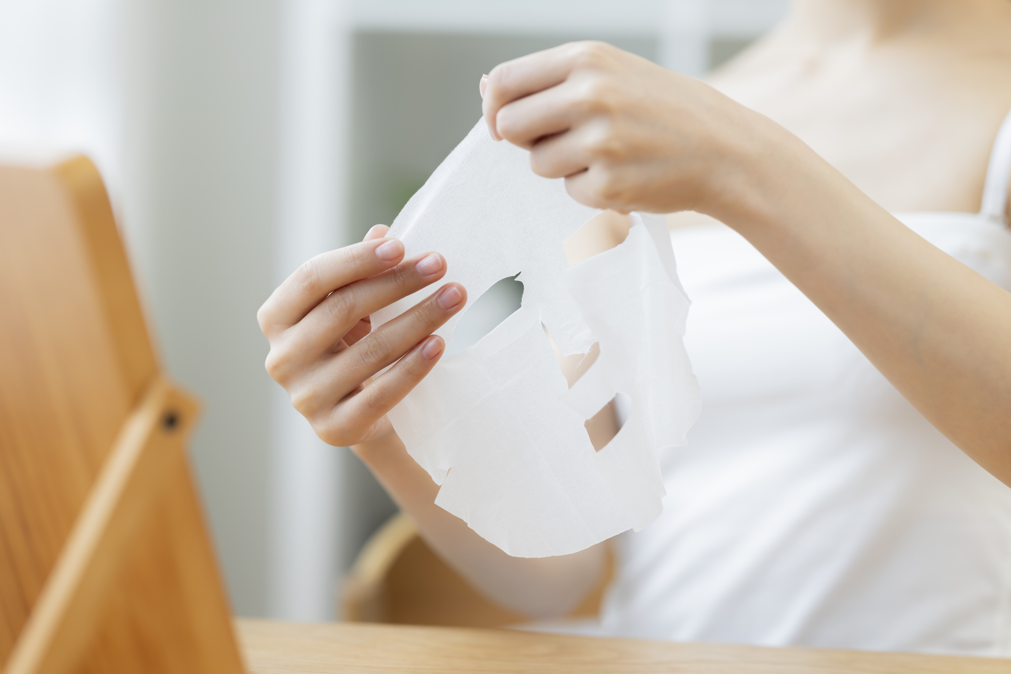 洗顔後の保湿。パックや美容液などでうるおいを補い、セラミドなどバリアを支える成分で土台を整えるスキンケアのイメージ