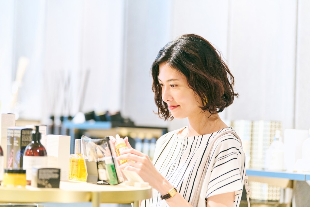 ほうれい線を目立たなくする成分5選。セラミド・レチノール・ナイアシンアミド・ペプチド・ビタミンCなど土台から攻めまで、自分に合った成分で選ぶスキンケアのイメージ