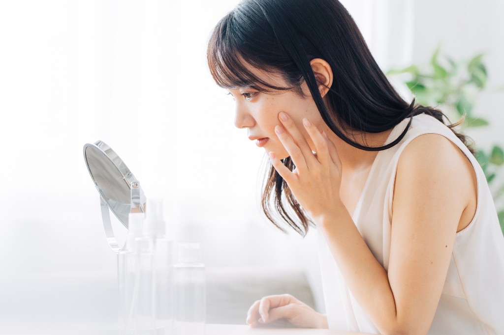 乾燥・表情・加齢による肌の変化に寄り添う土台ケア。保湿とバリアを整え、ほうれい線まわりを目立たなくするスキンケアのイメージ